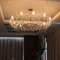 披露宴会場のシャンデリアがすごく綺麗だと思います。