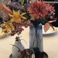 卓上の装花がとても綺麗で花瓶もおしゃれだと思います。