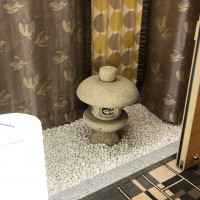 廊下に灯籠の置きものがありとてもこだわりがあると思います。