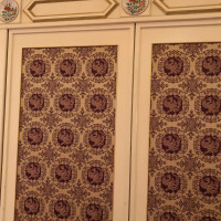 披露宴会場の壁画に西陣織が施されとてもゴージャスでした。