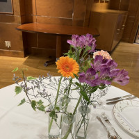 卓上の装花がとても綺麗だと思います。