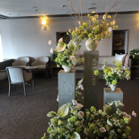 ナチュラルな感じの装花がとても綺麗だと思います。
