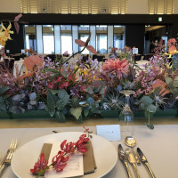 メインテーブルの装花がとても綺麗だと思います。