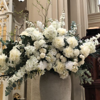 白メインの装花がとても綺麗だと思いました。