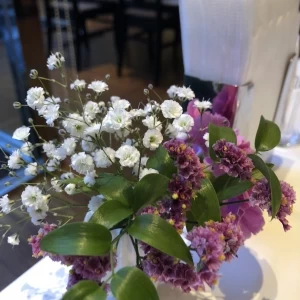 テーブルの装花がボリュームがあり綺麗でした。|735266さんの久留米 萃香園ホテルの写真(2358952)