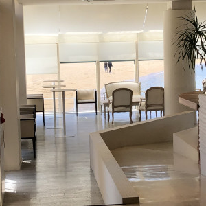ゲスト待ち合い所の雰囲気も白基調でとてもおしゃれだと思います|735266さんのOCEAN&RESORT MARIZON(オーシャン＆リゾート マリゾン)の写真(2430058)