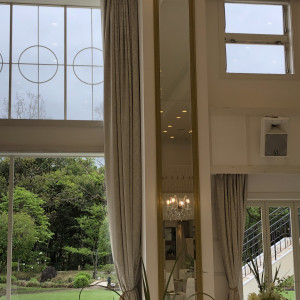 披露宴会場に縦長の鏡がありとてもおしゃれだと思いました。|735266さんのララシャンス迎賓館 大分の写真(2422349)