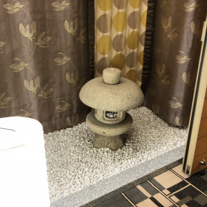 廊下に灯籠の置きものがありとてもこだわりがあると思います。|735266さんのKKRホテル博多の写真(2383564)