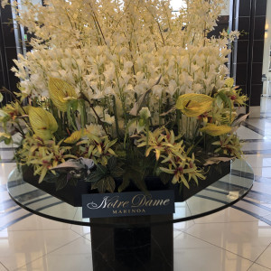 ロビーの装花がとてもゴージャスで綺麗だと思いました。|735266さんのノートルダムマリノア/FIVESTAR WEDDINGの写真(2430138)