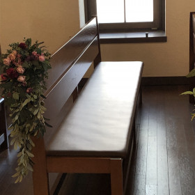 チャペルの椅子は木製でとても素敵だと思います。