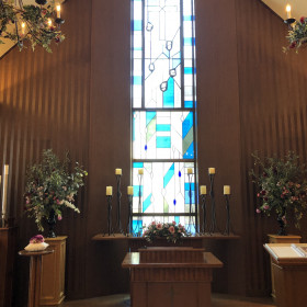 チャペル正面に大きなステンドグラスがありとても綺麗でした。