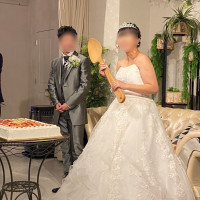 新婦が新郎にケーキを食べさせる