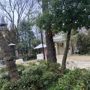 披露宴会場の外の庭。自由に行き来できる|735387さんのキャメロットヒルズの写真(2363350)