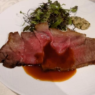 披露宴の料理
シェフが切り分けるパフォーマンスがあります