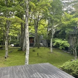 チャペルを出た庭です