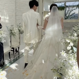 挙式会場の退場です。
会場は明るくて綺麗な写真が多いです！