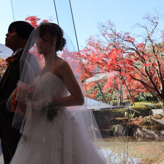 チャペルの中から見た紅葉