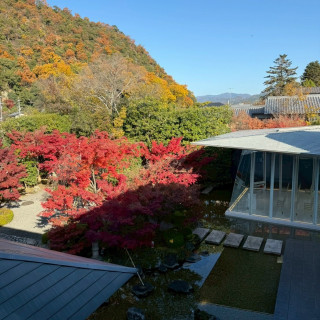 2階から見たチャペルと庭園