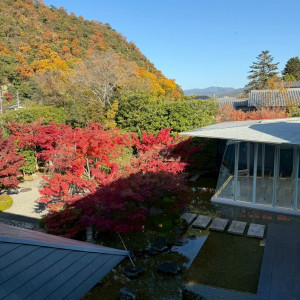 2階から見たチャペルと庭園|735527さんの京都 北山モノリス(KYOTO KITAYAMA MONOLITH)の写真(2593530)