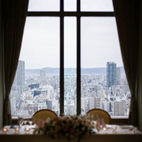 披露宴会場の新郎新婦の席