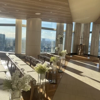 光が差し込む素敵なチャペルです。