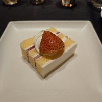 ケーキ入刀後のケーキ。