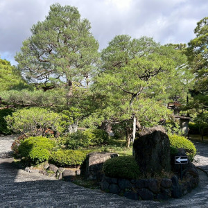 タクシーや車が通るロータリー|735938さんの平安神宮会館の写真(2569021)