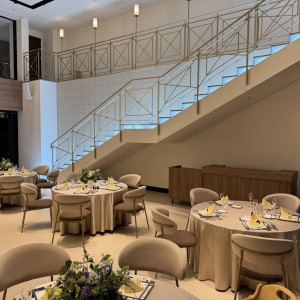 披露宴会場の右側(新婦ゲスト側)|736021さんのアルカンシエル横浜 luxemariage（アルカンシエルグループ）の写真(2514938)