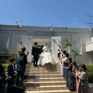 フラワーシャワーから写真撮影までここでできます。|736021さんのアルカンシエル横浜 luxemariage（アルカンシエルグループ）の写真(2514948)