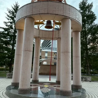 フラワーシャワーのあと鐘の音を鳴らしました