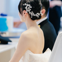 スタッフによる新婦が座る時にクッションの配慮