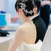 スタッフによる新婦が座る時にクッションの配慮