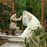 エンゲージリングセレモニーで膝をついてもらいました