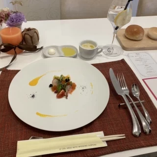 前菜は、新郎と新婦で盛り付け方を変えて提供してくださいました