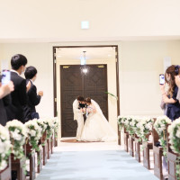 広くて長いバージンロードと、クロージングキスの演出