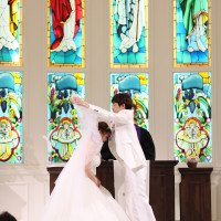 ステンドグラスと新郎新婦