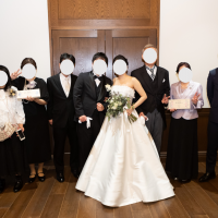 披露宴後、会場外で家族記念撮影