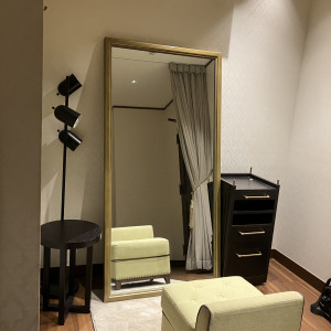 控室は新郎新婦同室で、準備中はカーテンで区切られてました|736258さんのTHE CONDER HOUSE（ザ・コンダーハウス）の写真(2377174)
