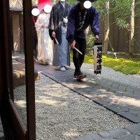 挙式会場から披露宴会場に繋がる庭