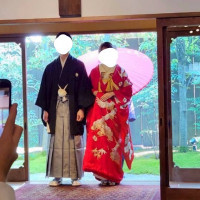 大きな窓ガラスが見える披露宴会場
