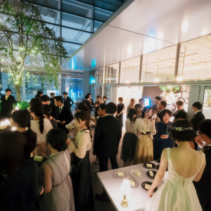 ウェディングケーキを配布している様子|736380さんのTHE GATEHOUSE（ゲートハウス）の写真(2364116)