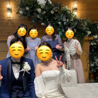 ソファ席の後立って写真
