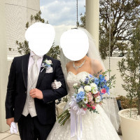 フラワーシャワーのあとベルを鳴らした新郎新婦