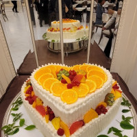 会場の色と合わせて、オレンジ色のケーキ