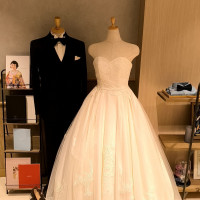 タキシードとウエディングドレス