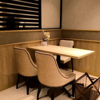 打ち合わせ用のテーブル