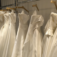 衣装室のウェディングドレス