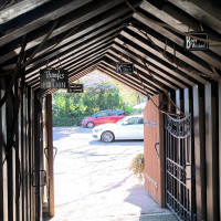 駐車場から建物に向かう土地の通路