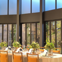 披露宴会場のガラス張りの壁