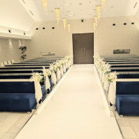 青と白でシンプルな挙式会場(前方からの写真)